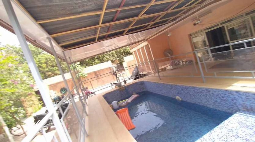 Piscine d'une villa à louer à Ouagadougou