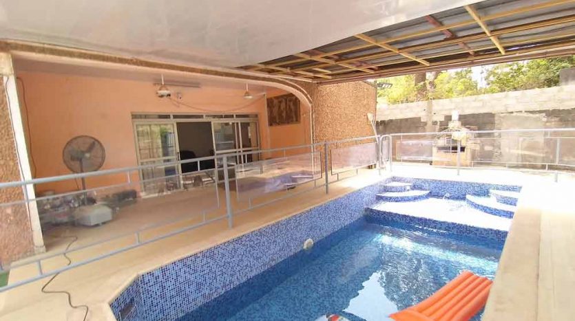 Vue d'une piscine dans une villa à louer à Ouaga